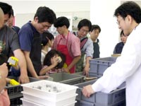 化石の入った石をえらびます