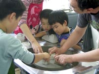 機械でかたちをつくります。きをつけて。