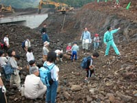 工事現場で珪化木を観察させてもらいます