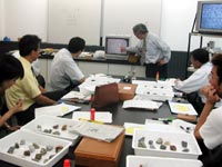 拡大映像を見ながら盤の使用法を説明