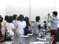 博物館自然教室「石を調べよう！顕微鏡で探る岩石の世界」のイメージ