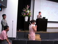 お話を訳していただきながら講演が進みます