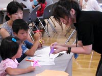 折り方のコツを教えてもらいます