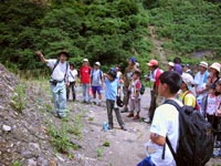 職員から化石の探し方についての話