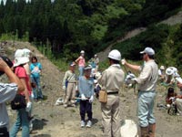 職員から化石の探し方についての話