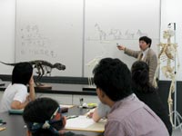 恐竜も生き物。どう生きていたか想像しましょう。