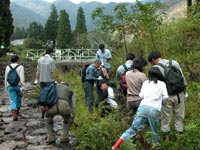 河岸沿いのジュラ紀の地層を見学