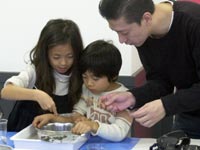 見つけた化石を取り出して観察します。