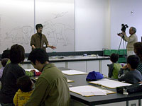 恐竜の復元画で有名な山本匠先生です。