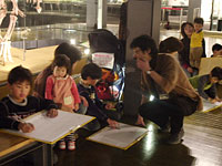 展示室で恐竜骨格をスケッチしました。