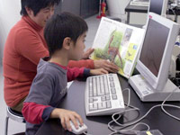 図鑑の恐竜をみながらかいてみよう。