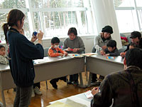 親子で力をあわせて折り紙をつくりましょう