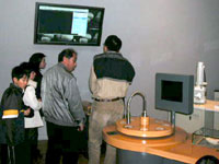 採取した微化石を電子顕微鏡で観察します