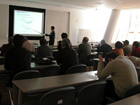 ブナという身近な素材だけに興味深げです