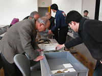 講義中に話した標本を観察しています