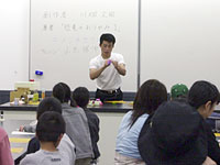 先生の作品を前に、折り方の説明です。