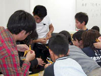 リアルな折り紙恐竜が完成していきます。