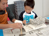 タガネとハンマーを使って作業をします。