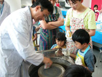 配られた化石入り石をみがいていきます。