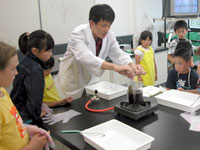 アルカリ溶液で煮沸処理する