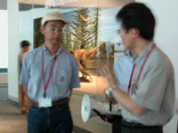 担当者は質問にもていねいに答えていました。