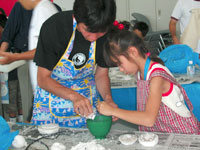 みずをいれて、せっこうをつくります。