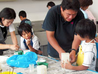 型に せっこうをながしこみました。