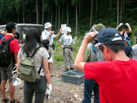 発掘体験での諸注意などを聞きます。