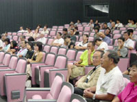 多くの参加者が興味深く聞き入りました。