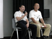 質問に回答する季先生(左)。通訳の李氏(右)。