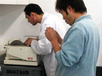 対象となる岩石の切片を作成