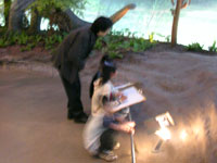 展示室にて骨格や模型をスケッチします