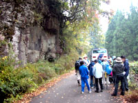 林道にある観察ポイントでの説明