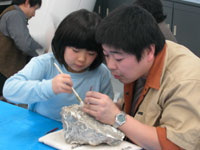 石をタガネで少しずつ割っていく