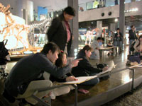 展示室に出てスケッチをします