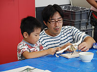 針金に紙粘土で肉付けです