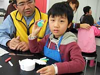 恐竜ふれあい教室「親子で化石の消しゴムをつくろう
