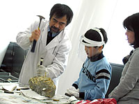 ハンマーとタガネを使っての取り出しです。