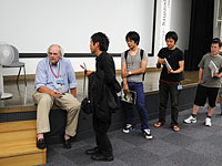講演後、サインや写真撮影に応じていただきました。