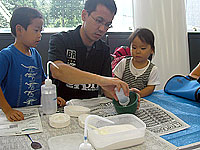 恐竜ふれあい教室「親子で化石のレプリカをつくろう!」のイメージ