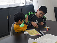 ねんどをしっかりこねていきます