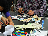 絵をはった板をカッターできります