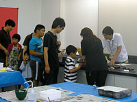 作り方の手順をお話ししています。