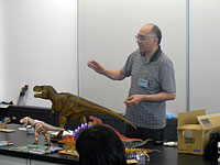 先生作の恐竜模型を前にお話しいただきます。