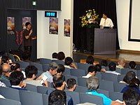 特別展担当の久保研究員が通訳と解説を行いました。