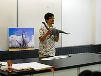 模型を手にお話しをする山本先生