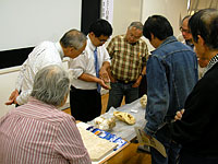 厚歯二枚貝の実際の標本を観察しています。