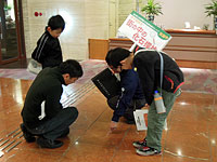 ロビーの床に化石があることがあります。