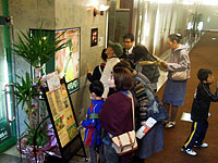 地下街の壁に使われている石材にも。