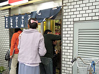 ビルの入口を囲む石材にも。